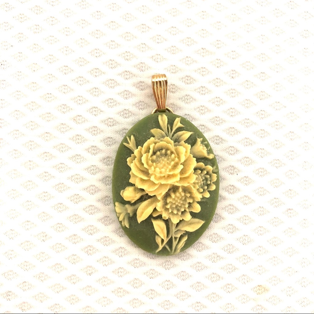 Vintage Cameo Look Floral Pendant